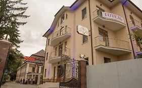 Готель Баронський Двір